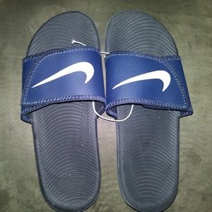 Nike Boys sz 7 Slides